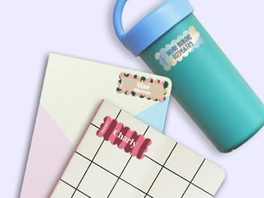 Étiquettes autocollantes avec bords ondulés tendance