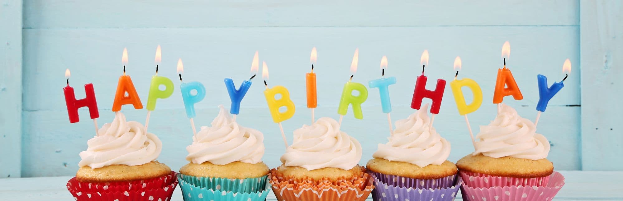 Étiquettes anniversaire : Personnalisez les cadeaux et décorations pour un événement inoubliable